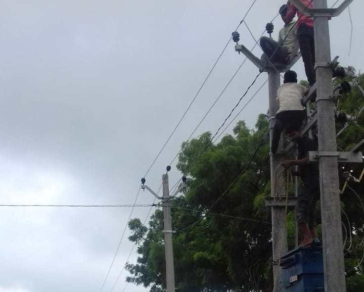 Azamgarh youth climbs on hightension line and playing games
