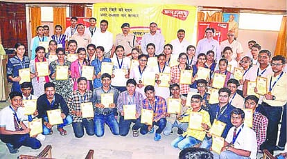 toppers were honored at Amar Ujala Bhavishya Jyoti Samman, officers gave tips for success