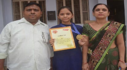 toppers were honored at Amar Ujala Bhavishya Jyoti Samman, officers gave tips for success