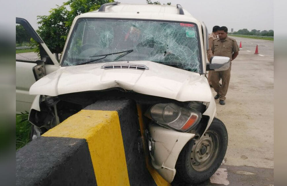 overspeed car collided with wall of bridge on yamuna expressway