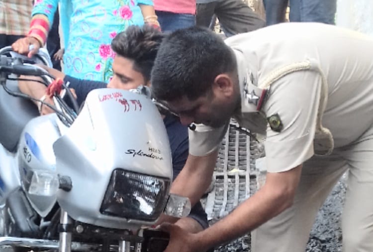 पुलिस की गाड़ी के पीछे बजाया प्रेशर हॉर्न