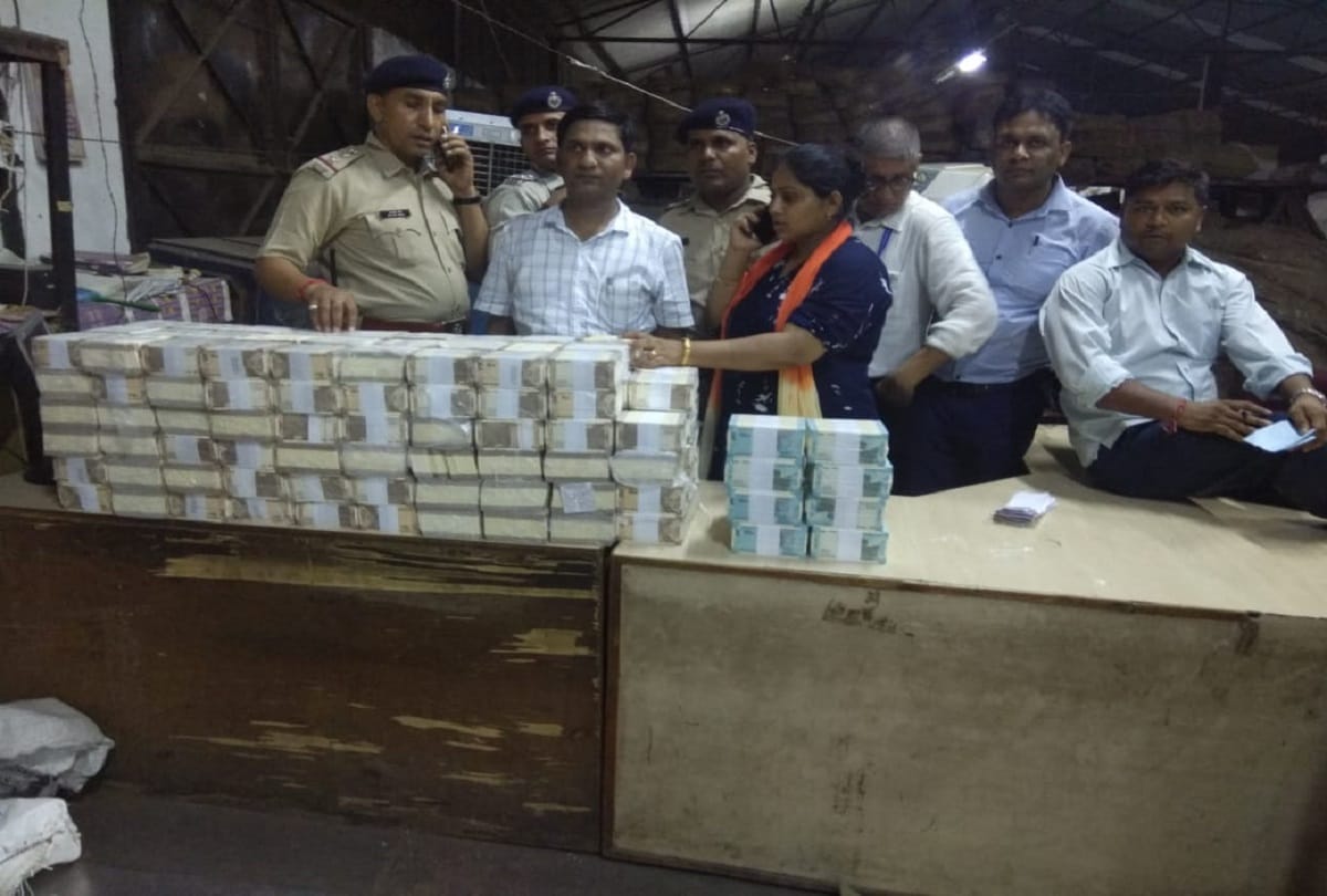 Railway Protection Force and Customs recover 8 bags with Rs24,60,000 currency from Sealdah Rajdhani