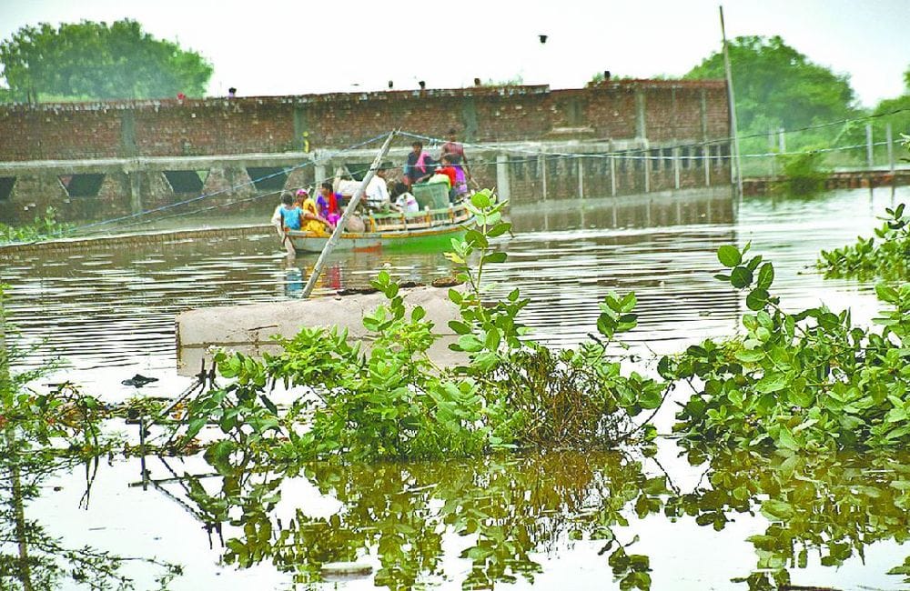 flood situation in mathura vrindvan as Yamuna overflows