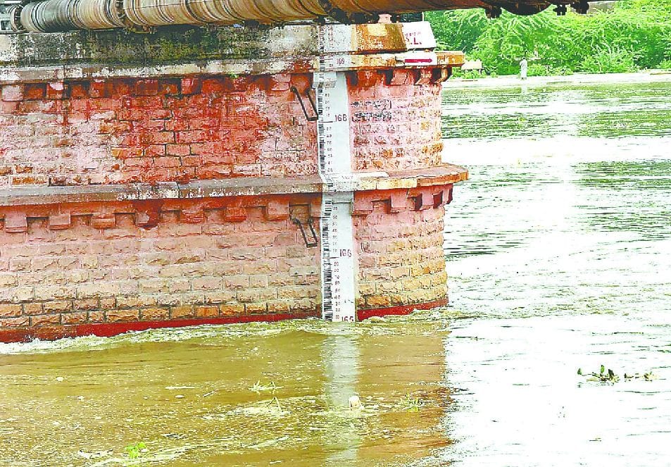 flood situation in mathura vrindvan as Yamuna overflows