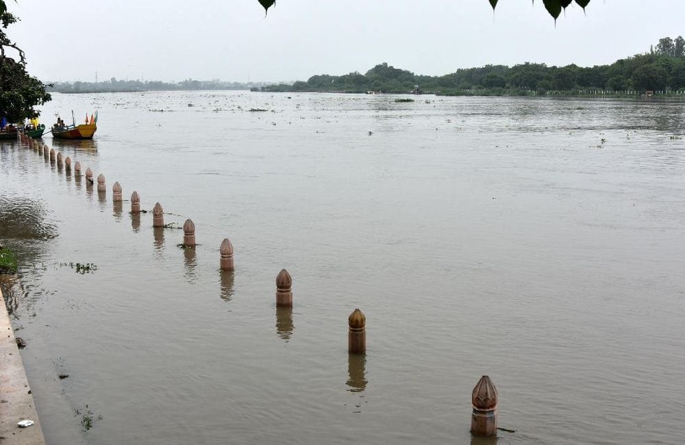 flood situation in mathura vrindvan as Yamuna overflows