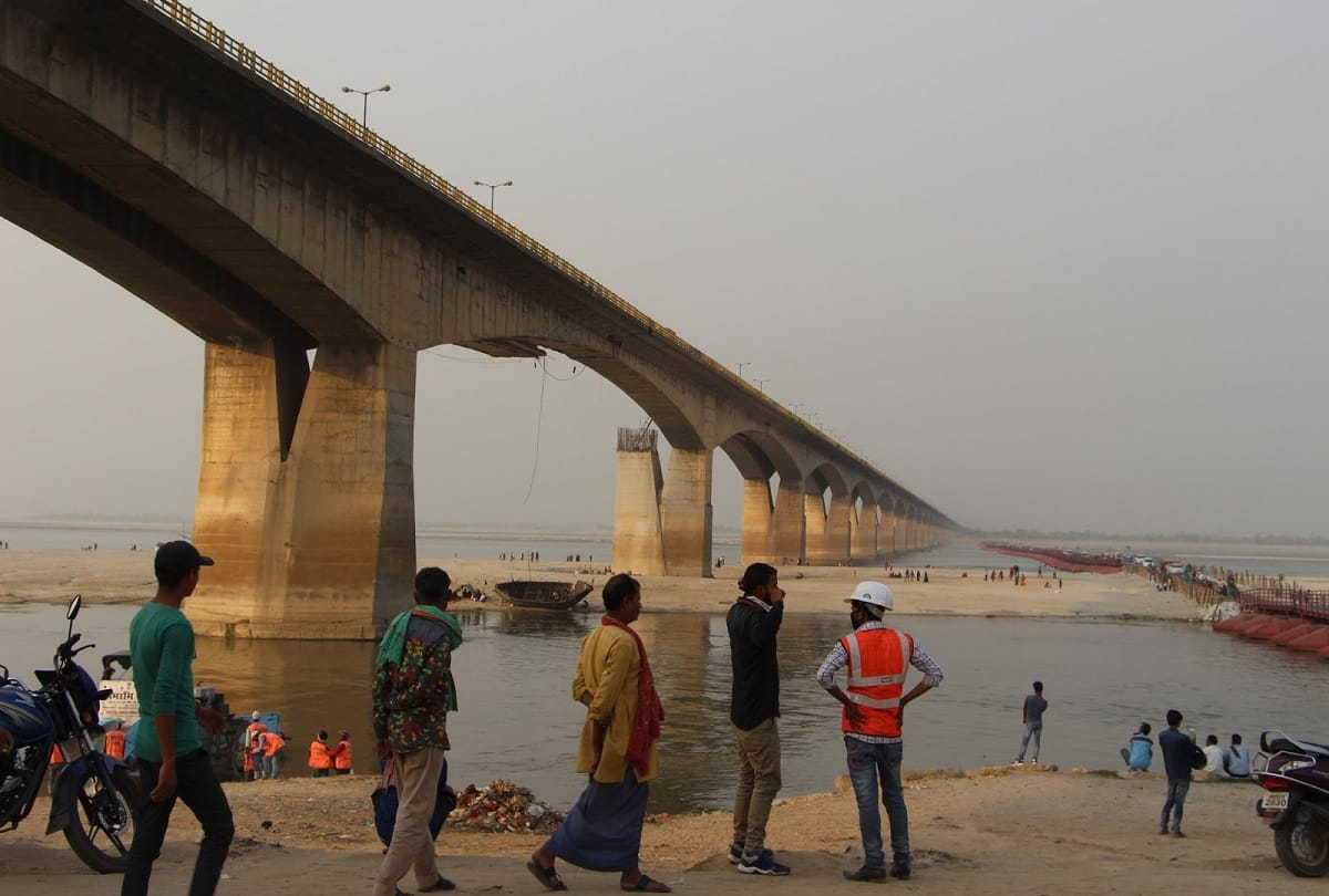 Scorpio fall in the Ganga River breaking the Gandhi Setu guardrail in patna bihar