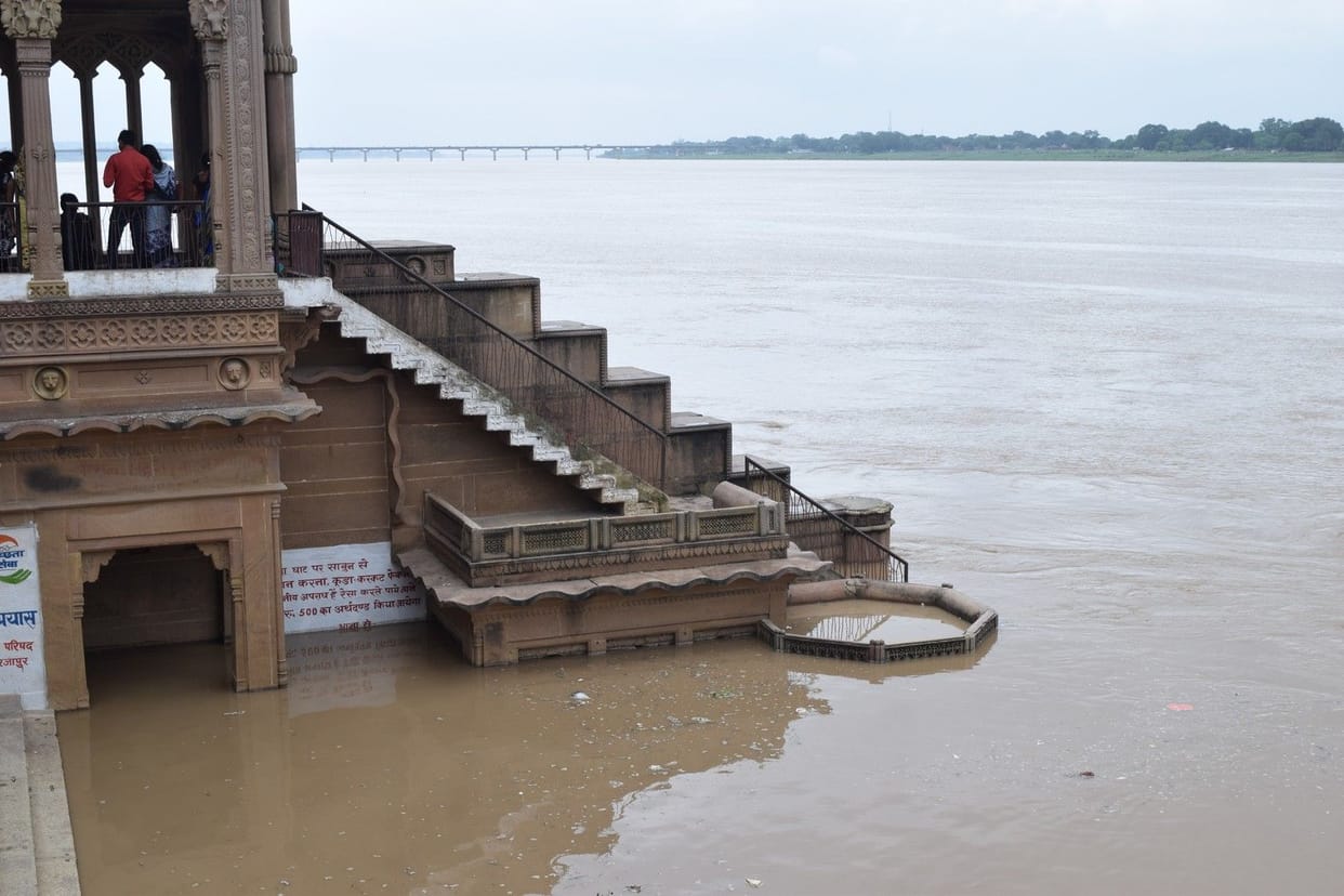 निरंतर बढ़ रही गंगा से तटवर्ती इलाको में दहशत