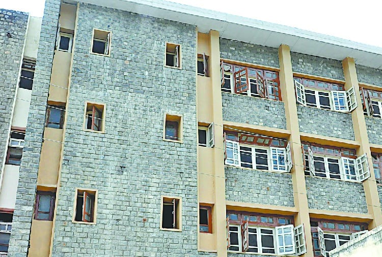 खिड़की में ग्रिल लगी होती तो शायद बच जाता मरीज