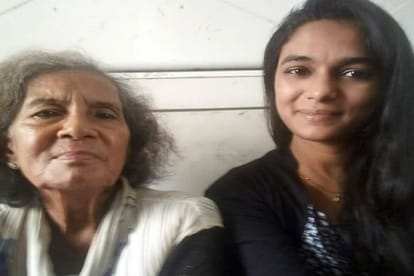 Old Lady In Mumbai Local Train state level hockey player Story Is Fake