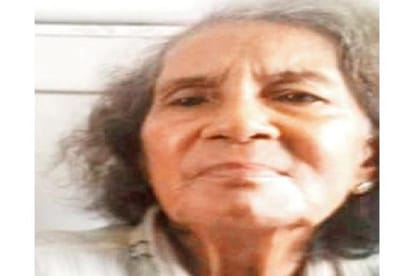 Old Lady In Mumbai Local Train state level hockey player Story Is Fake