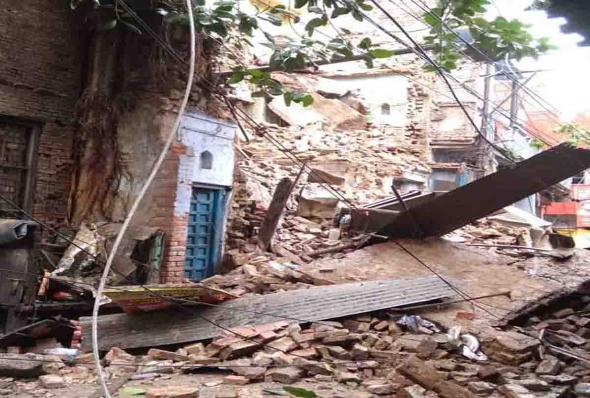 building damaged due to constant rain in Kanpur