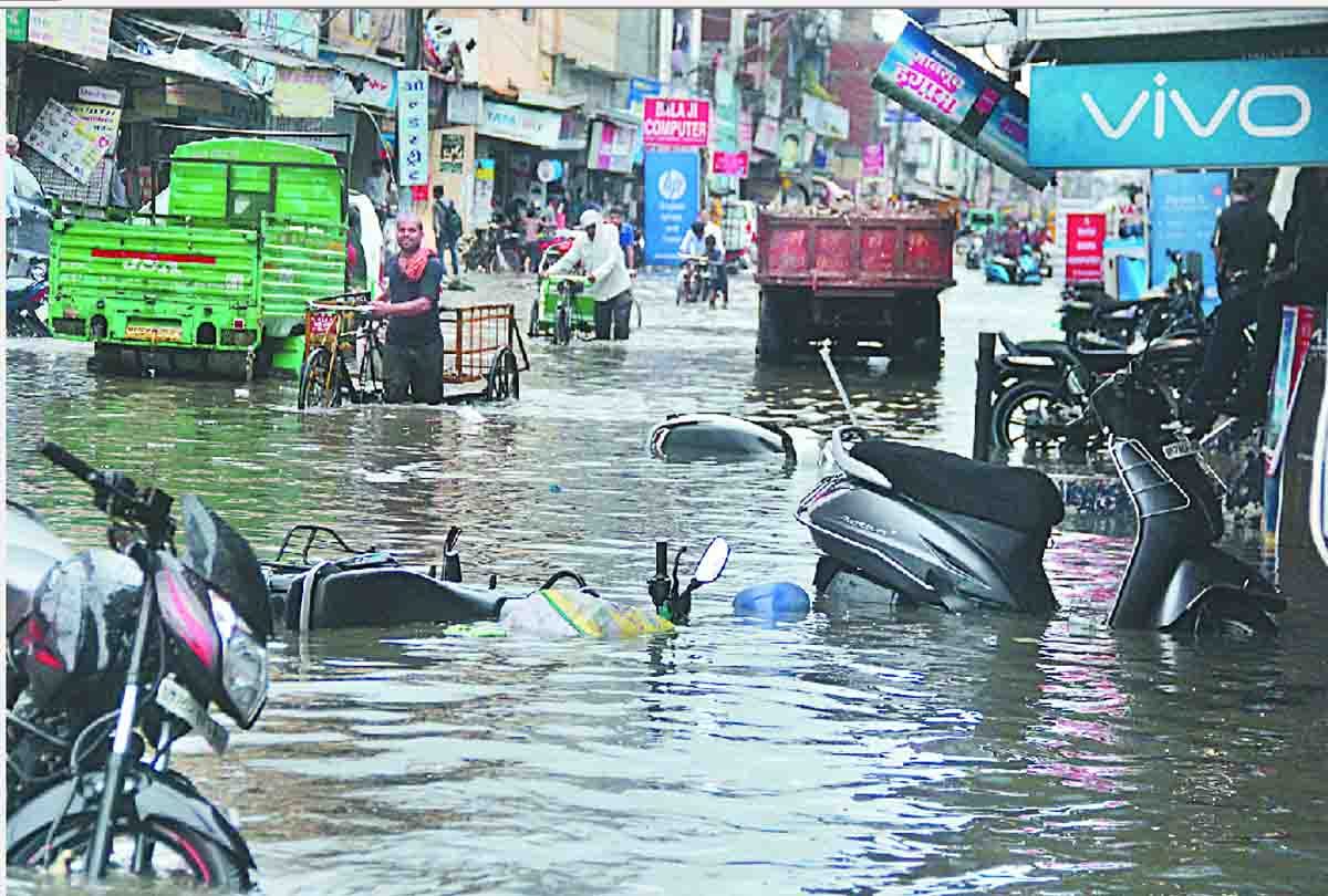 people are facing trouble during rain in kanpur