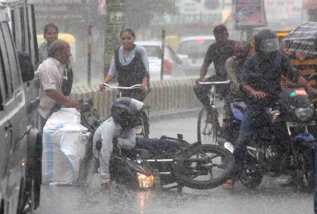 people are facing trouble during rain in kanpur