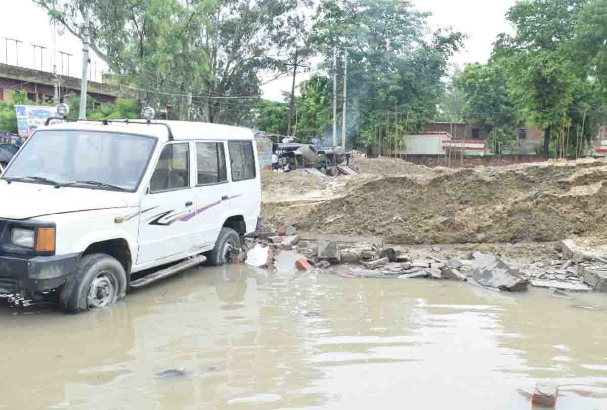Eight people injured in Hardoi due to rain