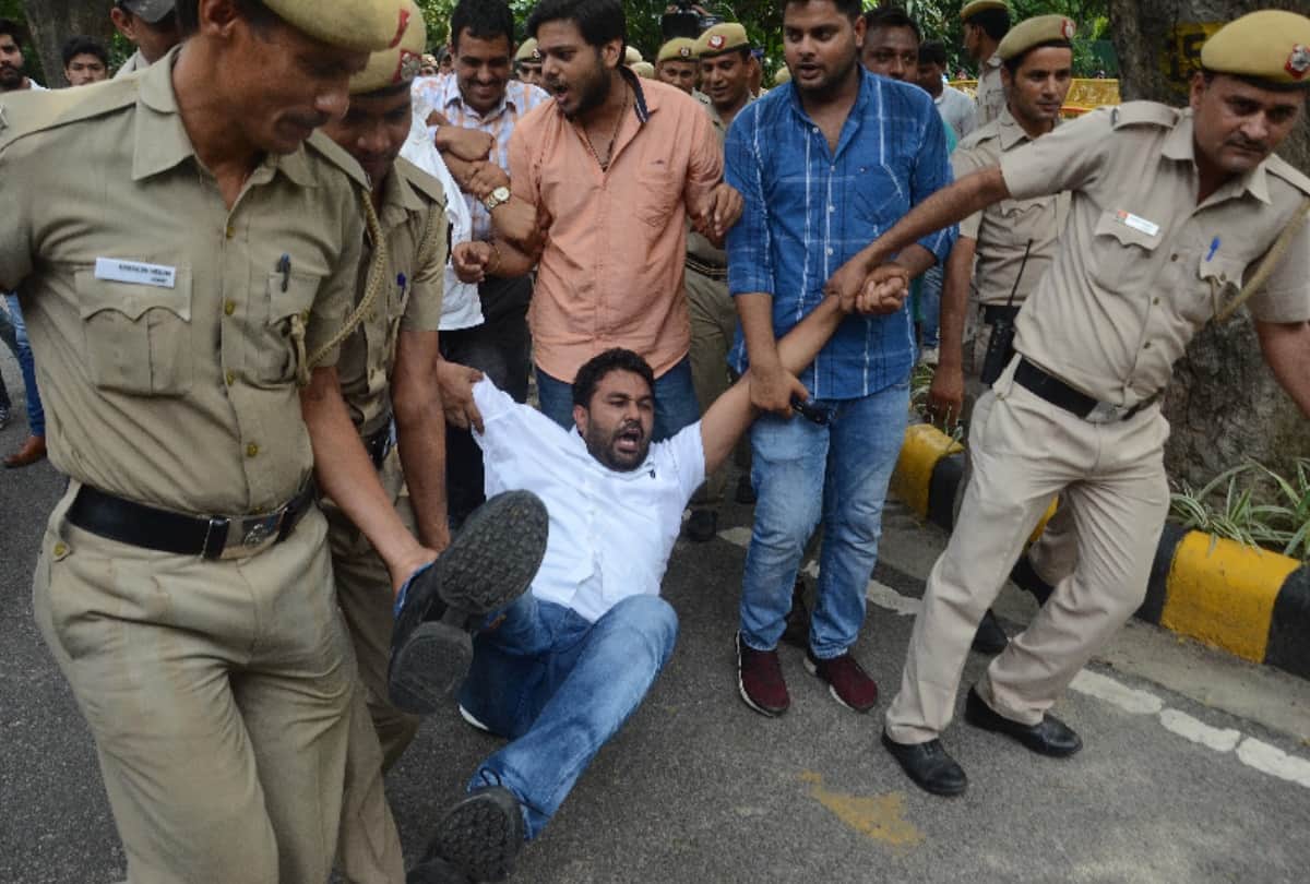 protest in delhi against muzaffarpur shelter home, victims horrific tale will bleed your eyes 