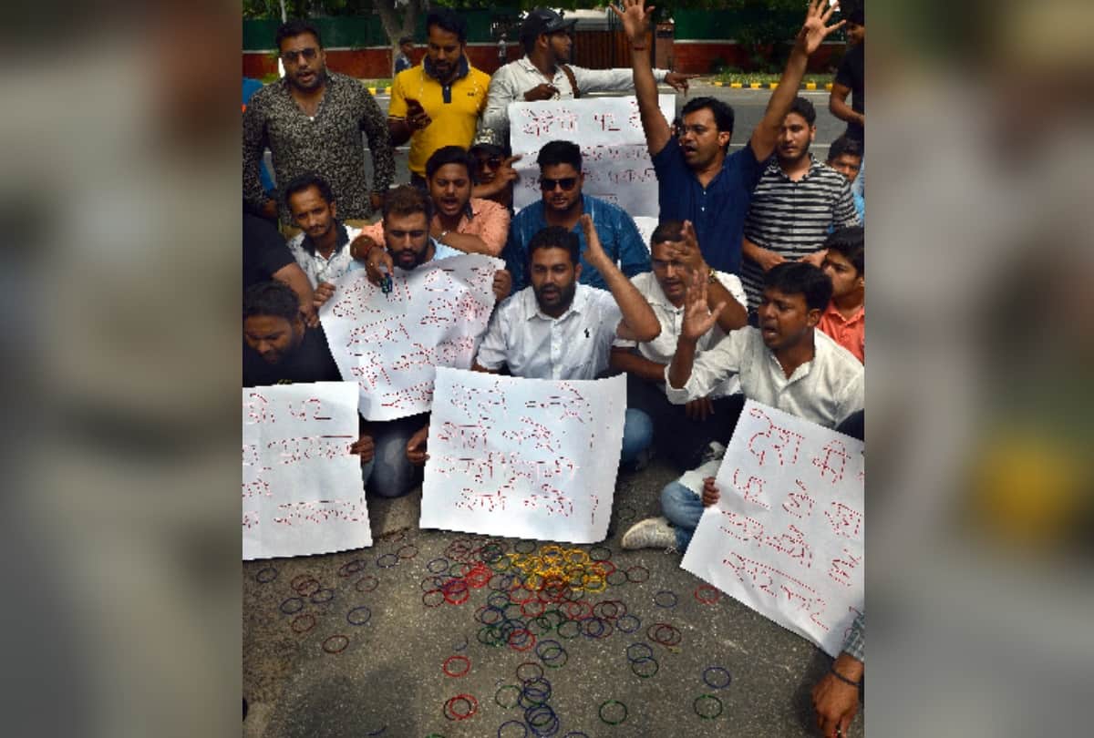 protest in delhi against muzaffarpur shelter home, victims horrific tale will bleed your eyes 
