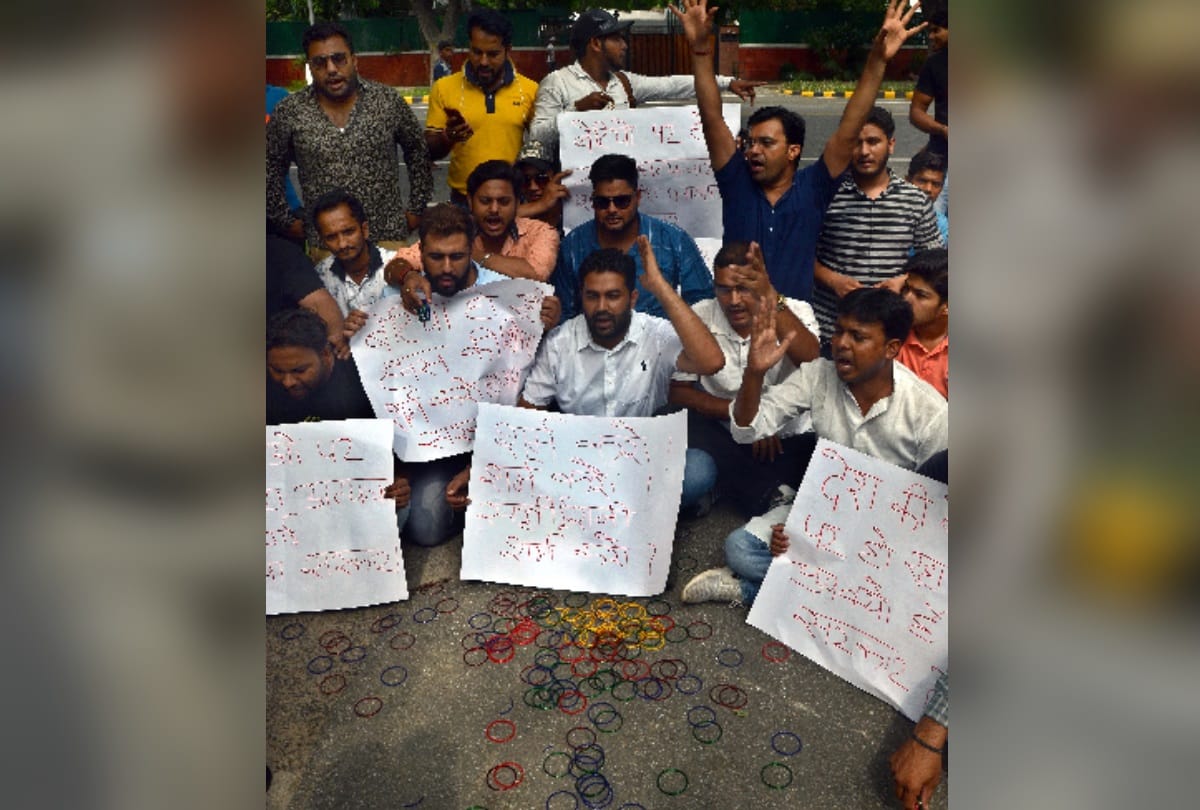 protest in delhi against muzaffarpur shelter home, victims horrific tale will bleed your eyes 
