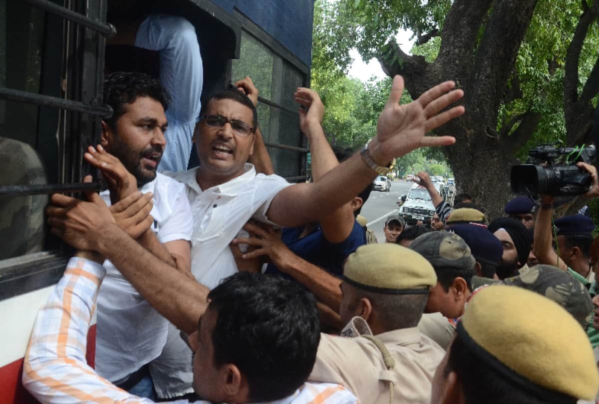 protest in delhi against muzaffarpur shelter home, victims horrific tale will bleed your eyes 