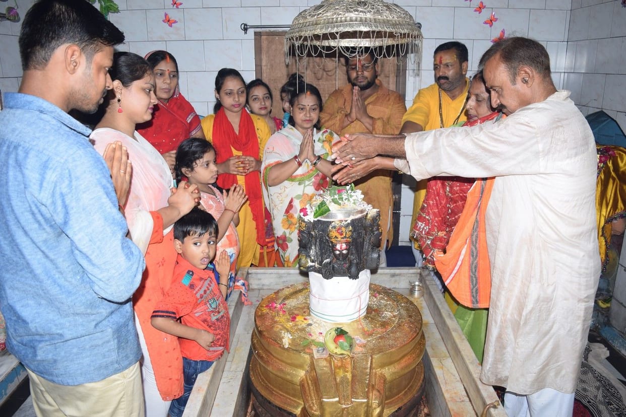 हर हर महादेव उद्घघोष के साथ भोलेनाथ का हुआ जलाभसिषेक