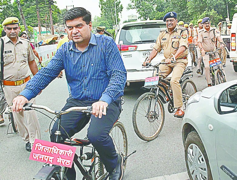 kaavar yaatra me utri cycle police
