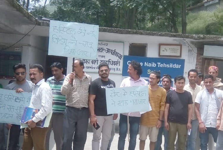 डॉक्टरों की पर लेकर सड़कों पर उतरे लोग