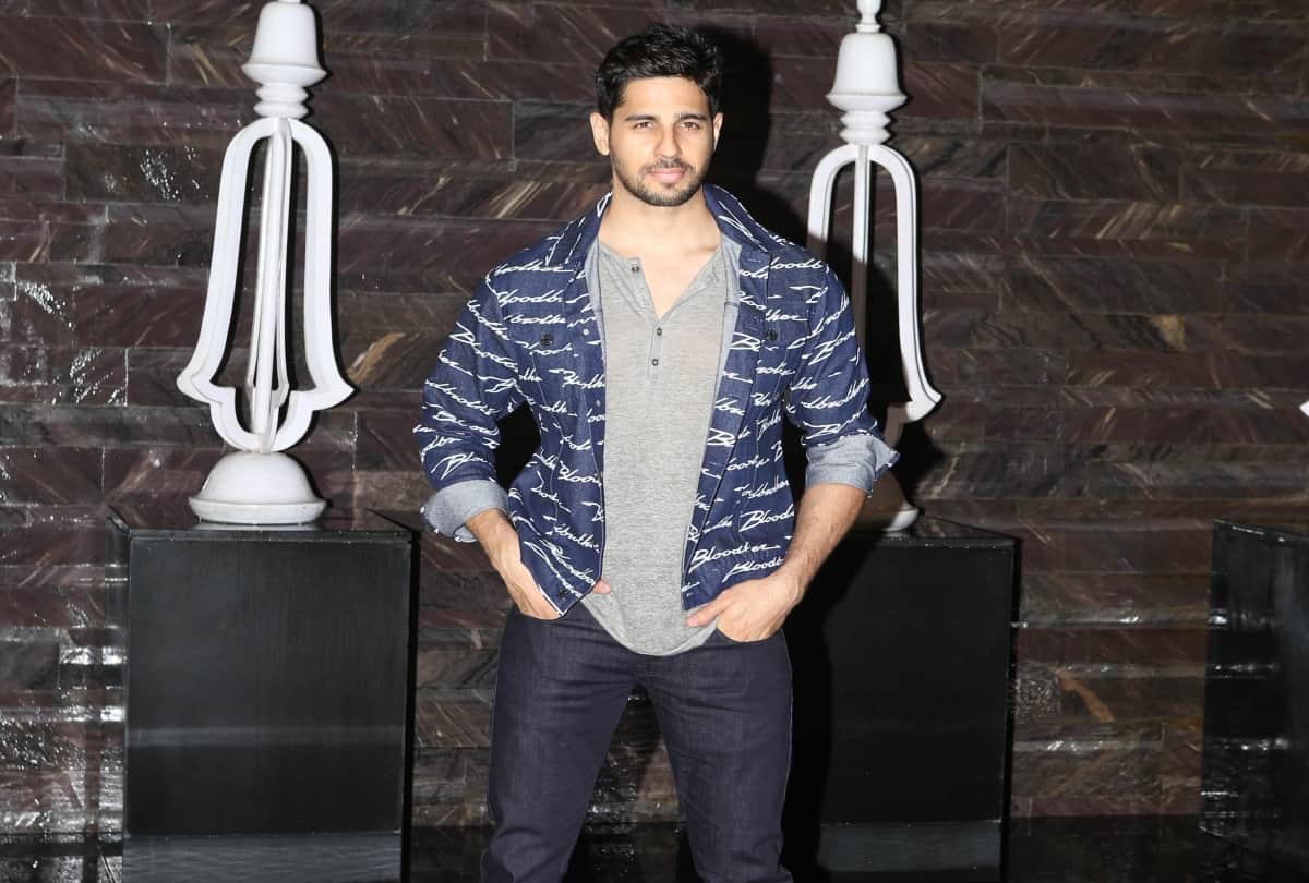 Mission Majnu First Look Poster has released actor Sidharth Malhotra will seen in with actress Rashmika Mandanna