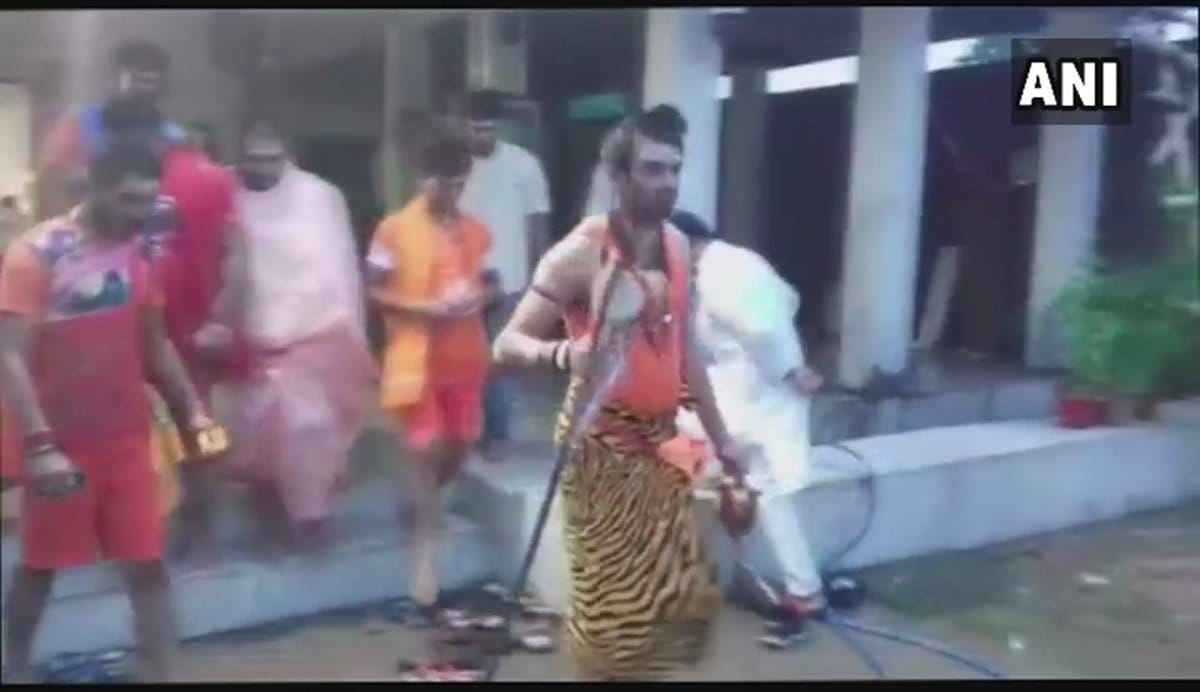 RJD leader Tej Pratap Yadav dressed up as Lord Shiva offers prayers at a Shiva temple