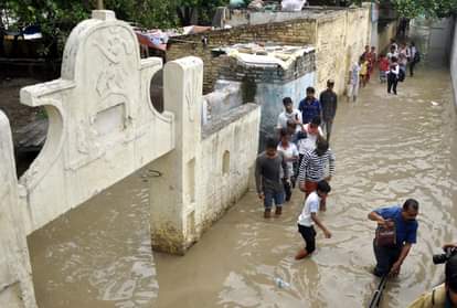 यमुना बाजार में भरा पानी