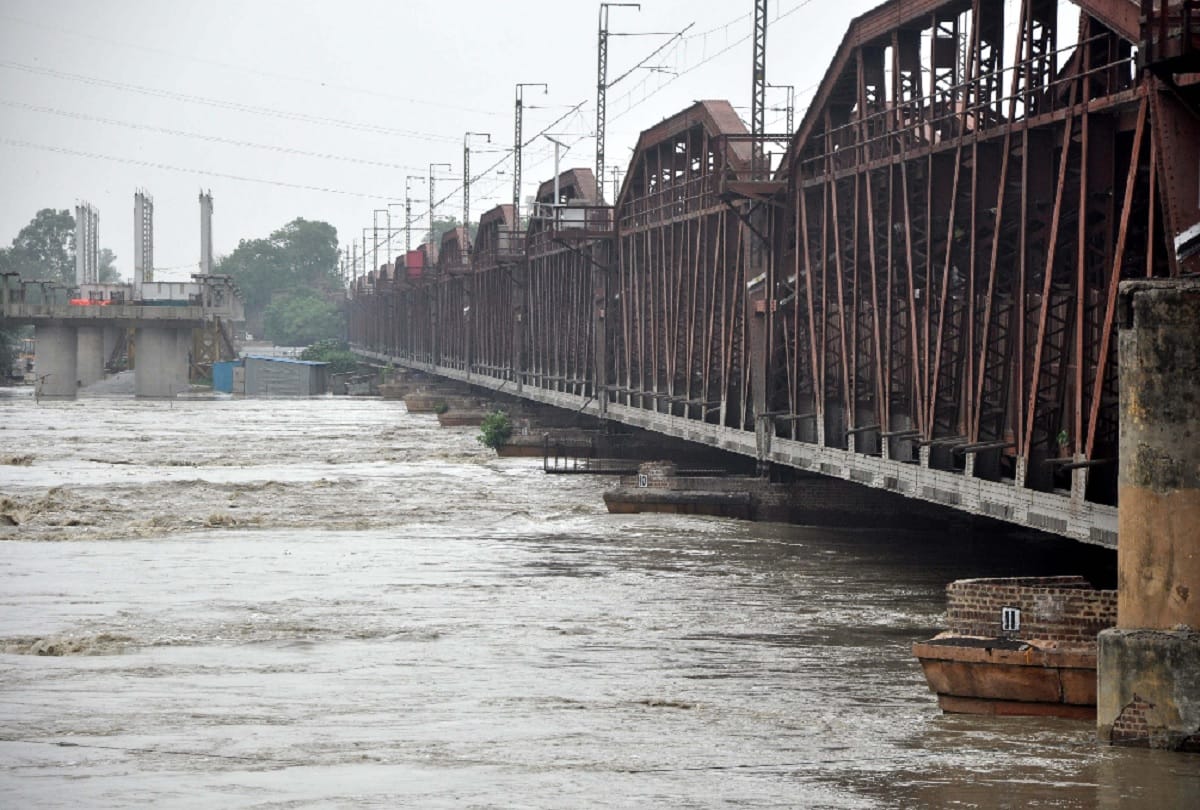 delhi purana loha pul closed after flood danger mark water level in yamuna
