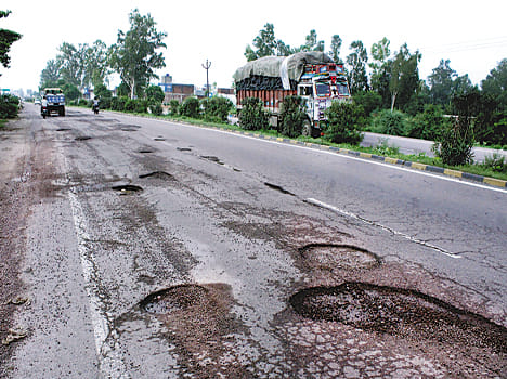 Kanpur-Lucknow highway, dead pits in the rain