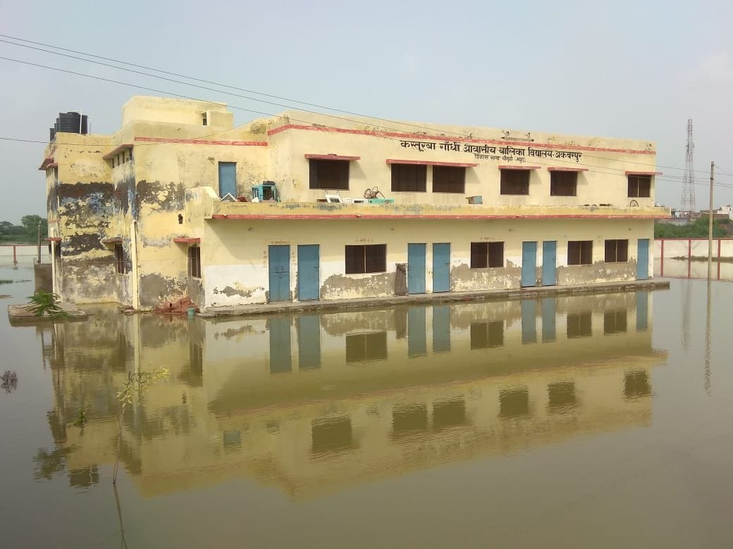 पानी में डूबे कस्तूरबा विद्यालय, घर भेजीं गईं बालिकाएं