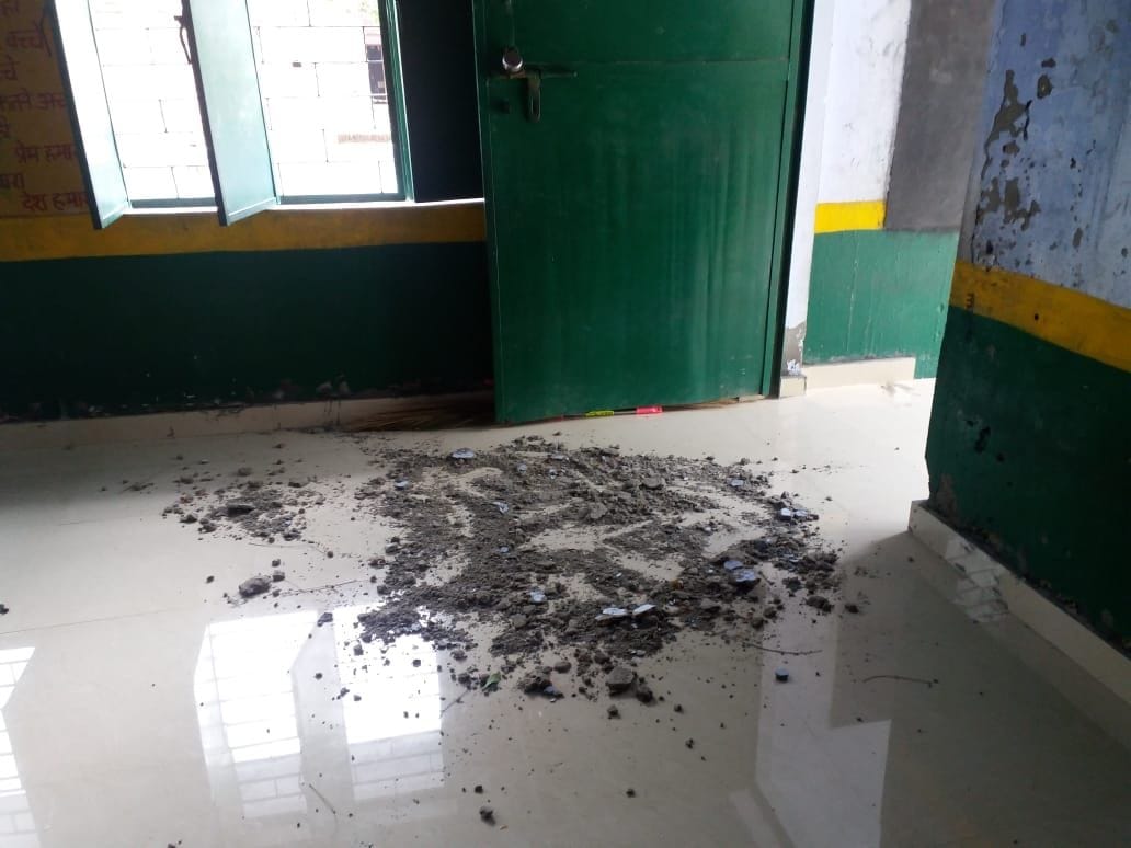 स्कूल की छत का प्लास्टर गिरा, छह बच्चे घायल