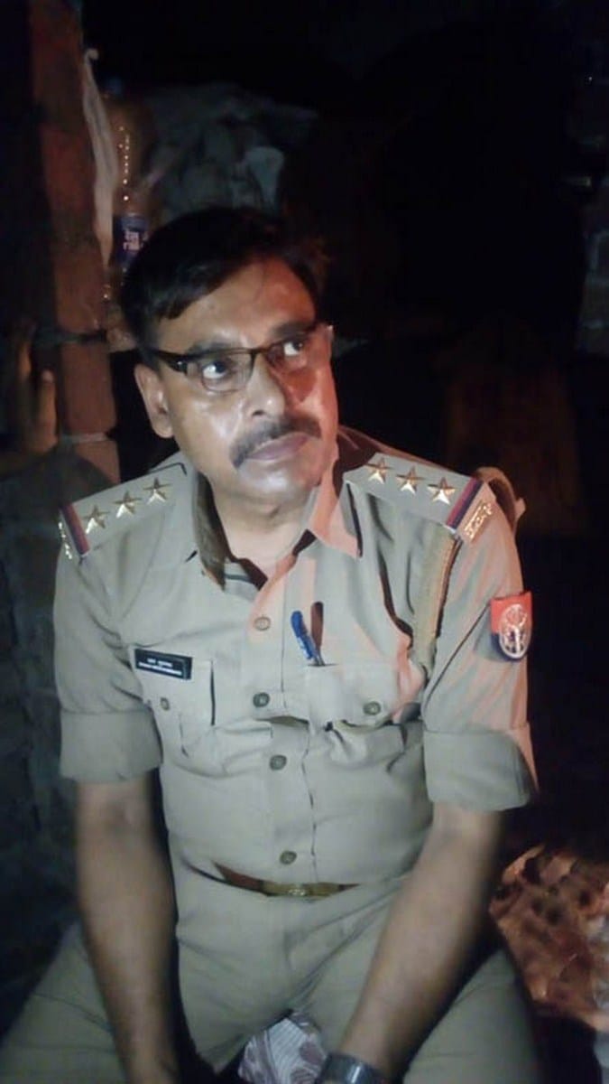 एक प्रेमी युगल के आपतिजनक हालत में पकड़े जाने पर गांव में पहुंचे थे एसओ