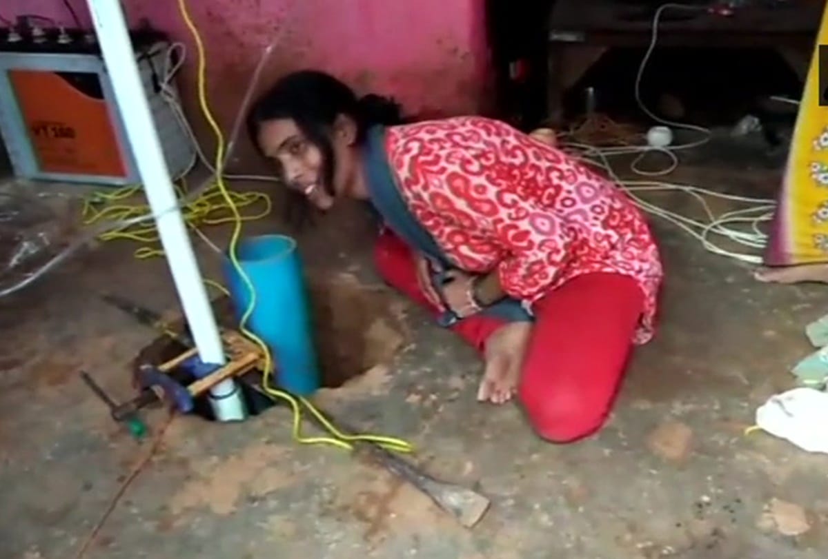 3 year old girl fell in 110 feet bore well in Munger, Rescue operations is underway