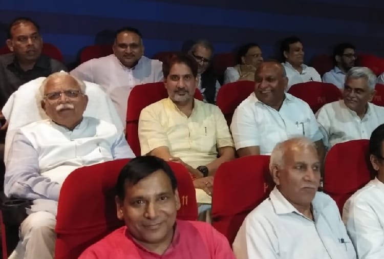  Chief Minister Manohar lal see movie based on PM Modi's life