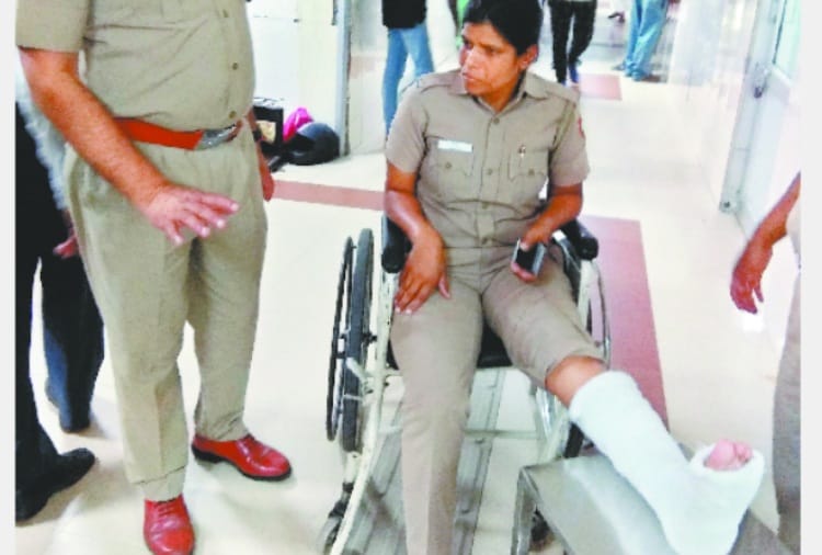 High Court lawyer climb car  on foot of woman constable in Chandigarh