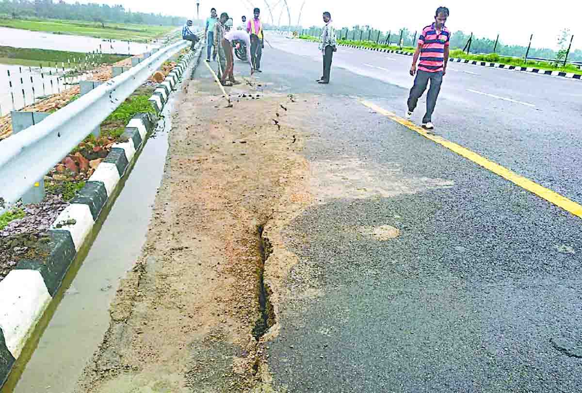 Cracks in Lucknow-Agra Express-Way