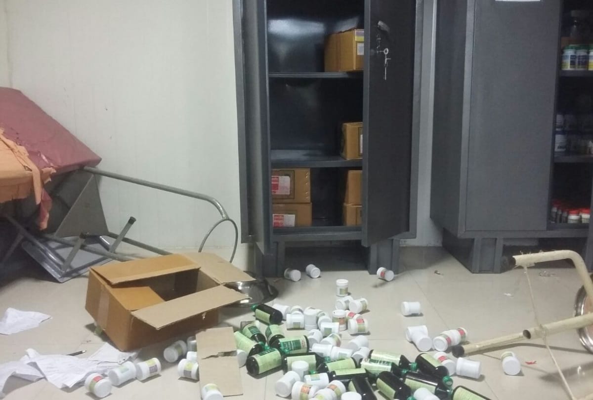Corona patient family members vandalize covid Hospital and beating doctors after death in ballia