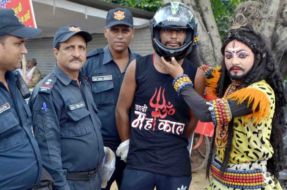 kanwar yatra 2018 lord shiva give helmet to public