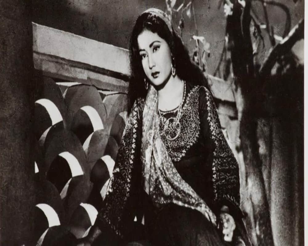 When Lal Bahadur Shastri Said Sorry To Meena Kumari Publicly For This Reason