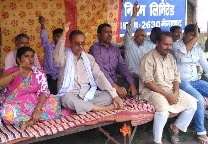 संविदा श्रमिकों ने शुरू किया बेमियादी धरना