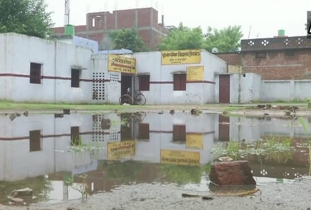 बिना मान्यता के संचालित दो स्कूल बंद कराए