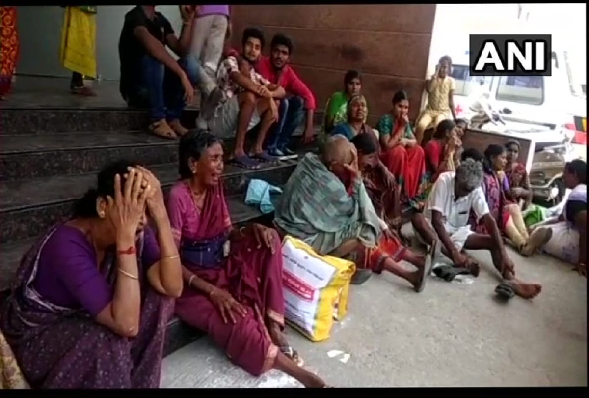 6 dead & 1 injured after a car rammed into people waiting at a bus stop in tamil nadu