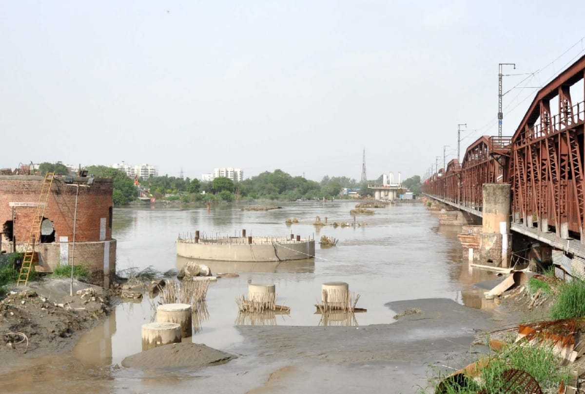 Decline in yamuna water level after late night in delhi