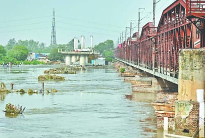 Decline in yamuna water level after late night in delhi