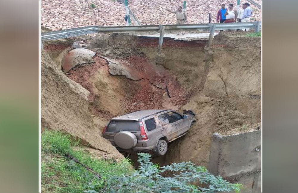 Agra Lucknow Expressway damaged due to heavy rains