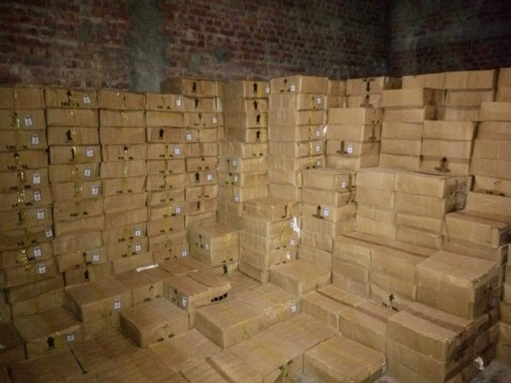 Police caught large amounts of liquor boxes