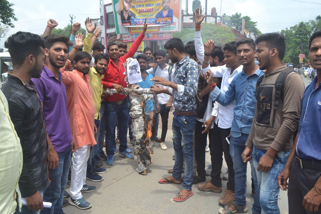 प. बंगाल की मुख्यमंत्री का फूंका पुतला