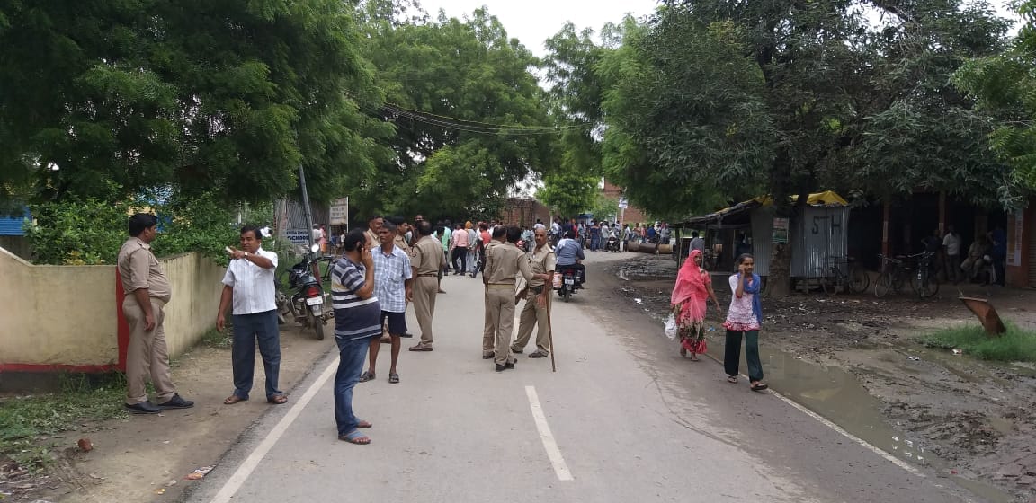 girl student killed in truck accident at azamgarh when she was going to school