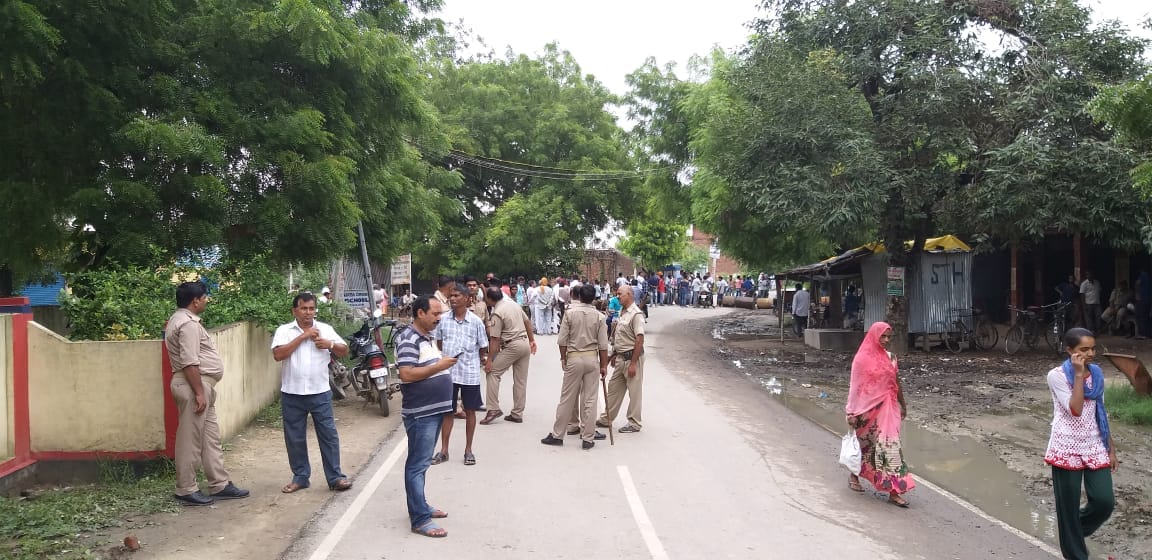 girl student killed in truck accident at azamgarh when she was going to school